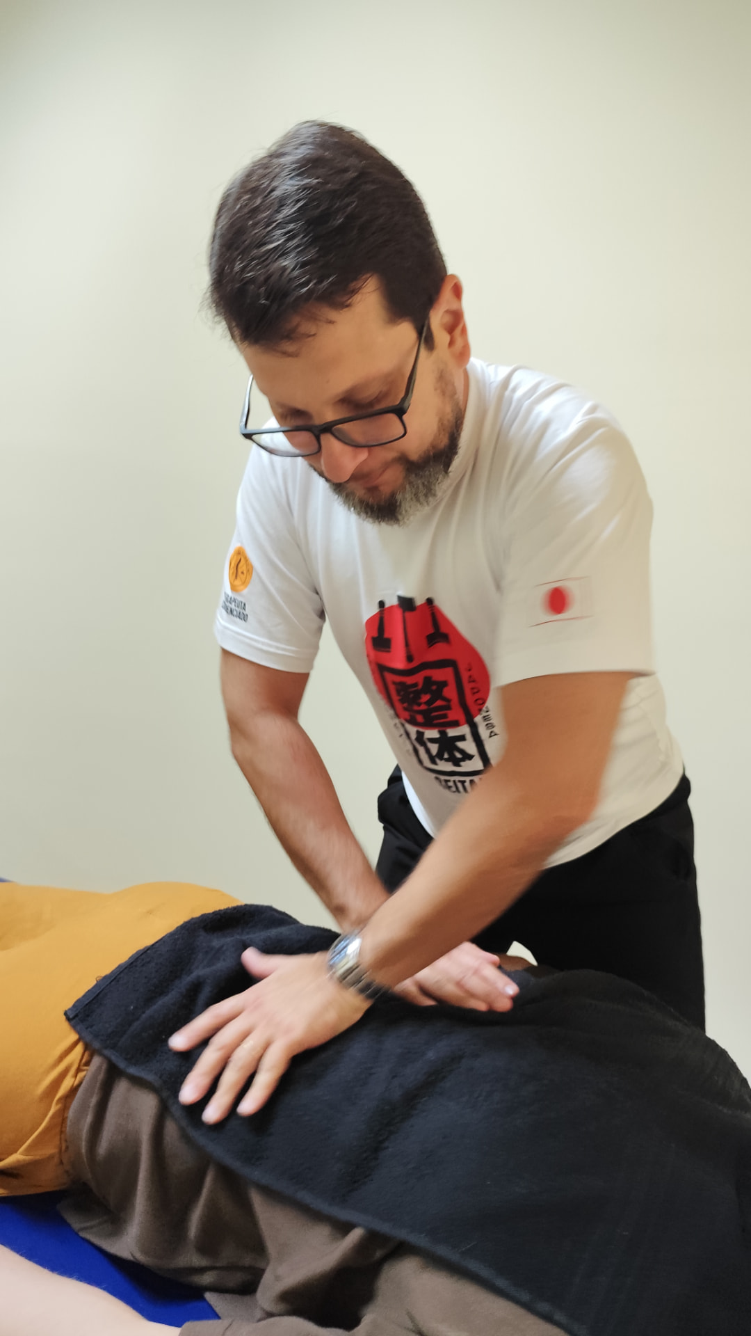 Vagner Leme realizando atendimento de quiropraxia